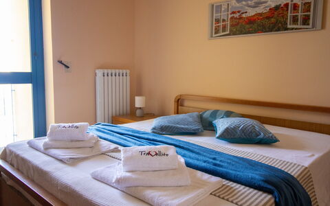 Elena'S House in Otranto: Madera, Mueble, Silla, Manchas De Madera, Madera Dura, Habitación, Hotel, Cama, Marco De La Cama