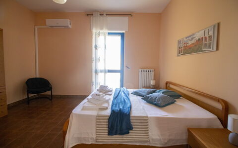 Elena'S House in Otranto: Mueble, Diseño De Interiores, Cama, Habitación, Suelo, Piso, Madera, Sábana, Habitación, Lecho