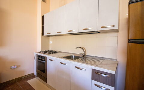 Elena'S House in Otranto: Electrodoméstico, Piso, Diseño De Interiores, Aparato De Cocina, Madera, Cocina, Suelo, Mostrador, Gabinetes, Fregadero