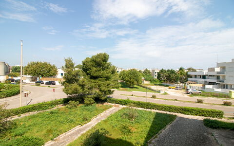 Elena'S House in Otranto: Cielo, Tiempo De Día, Arbusto, Barrio Residencial, Paisaje, Asentamientos Humanos, Diseño Urbano, Jardín, Paisajismo