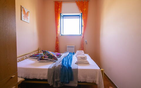 Elena'S House in Otranto: Cama, Habitación, Pared, Sábana, Suelo, Diseño De Interiores, Lecho, Madera, Piso, Mueble