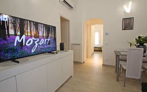 Il Centro: Diseño De Interiores, Piso, Suelo, Dispositivo Electronico, Habitación, Set De Televisión, Sala, Televisión, Departamento, Techo