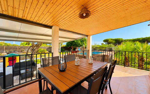 Villa Andrea: Mueble, Porche, Suelo, Mueble Para Exteriores, Sombra, Manchas De Madera, Cubierta, Silla, Mesa Al Aire Libre, Balcón