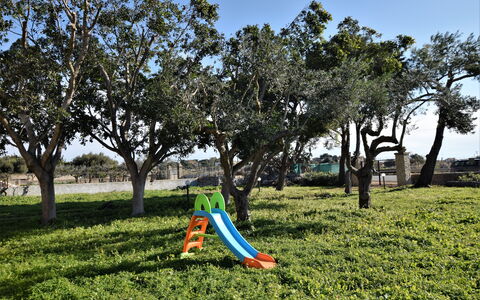 Villa Andrea: Hoja, Rama, Vegetación, El Maletero, Sombra, Cobertura Del Suelo, Primavera, Jardín, Plantas Leñosas, Luz De Sol