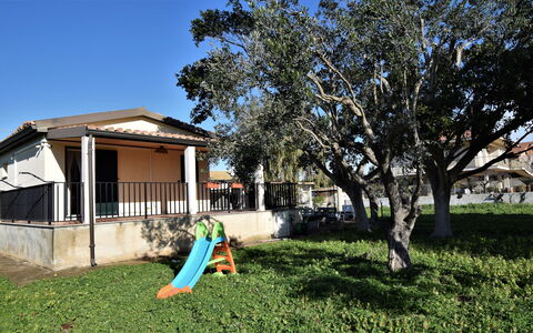 Villa Andrea: Árbol, Sombra, Inmuebles, Césped, Yarda, Paisajismo, Patio Interior, Estructura Al Aire Libre, Hacienda, Cerca