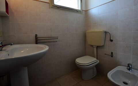 Villa Andrea: Arreglo De Tubería, Baño, Piso, Asiento Del Baño, Lavabo Del Baño, Lavabo, Suelo, Baño, Plomería, Grifo