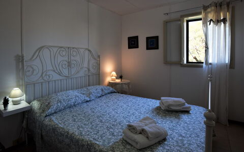 Villa Andrea: Cama, Habitación, Lecho, Sábana, Mueble, Linos, Marco De La Cama, Suelo, Diseño De Interiores, Habitación