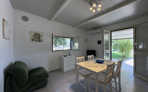 Villa Andrea: Piso, Suelo, Diseño De Interiores, Techo, Mueble, Habitación, Casa, Puerta, Lámpara, Sala
