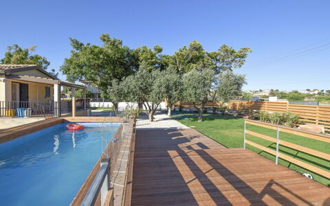 Villa Andrea: Piscina, Material Compuesto, Sombra, Recurso, Eco Hotel, Cubierta, Manchas De Madera, Diseño, Madera Dura, Paisajismo