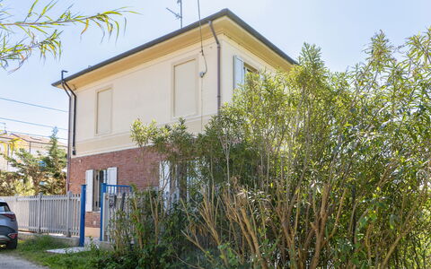 Casale Oleandro Marino: Edificio, Barrio Residencial, Casa, Casa, Arbusto, Asentamientos Humanos, Suburbio, Inmuebles, Entrada De Coches, Línea Eléctrica Aérea