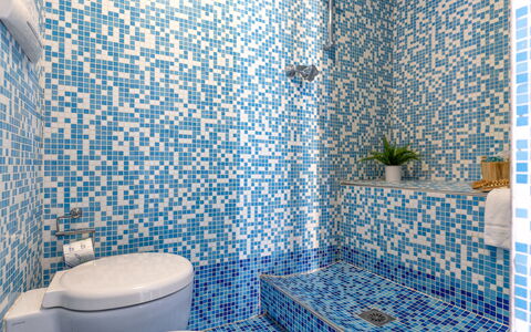 Casale Oleandro Marino: Azul, Baño, Arreglo De Tubería, Piso, Suelo, Diseño De Interiores, Loseta, Plomería, Mosaico