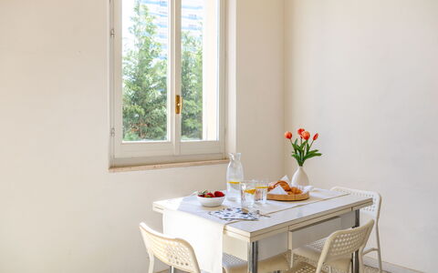 Casale Oleandro Marino: Mueble, Mesa, Silla, Diseño De Interiores, Cocina Y Comedor Mesa, Piso, Comedor, Suelo, Habitación, Mesa De Café