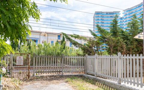 Casale Oleandro Marino: Barrio Residencial, Cerca, Departamento, Condominio, Inicio De Esgrima, Cerca De Piquete, Jardín, Sombra, Paisajismo, Balcón