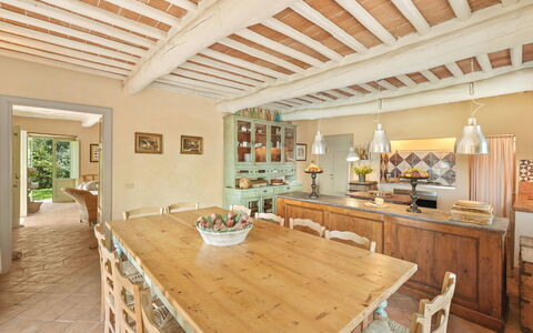 La Sorgente: Mueble, Diseño De Interiores, Pared, Piso, Madera, Silla, Mesa, Techo, Comedor, Cocina Y Comedor Mesa