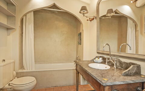 La Sorgente: Arreglo De Tubería, Pared, Diseño De Interiores, Piso, Lavabo Del Baño, Baño, Suelo, Grifo, Lavabo, Techo