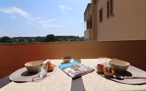 Mediterranea'S House Otranto: Mueble, Mueble Para Exteriores, Silla, Manchas De Madera, Sombra, Cocina Y Comedor Mesa, Mesa Al Aire Libre, Mesa De Café, Balcón, Planta De Casa