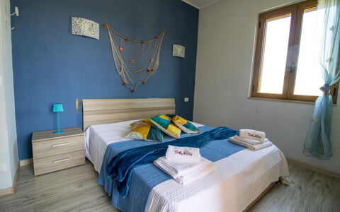Mediterranea'S House Otranto: Mueble, Suelo, Piso, Madera, Diseño De Interiores, Textil, Habitación, Habitación, Cama, Linos