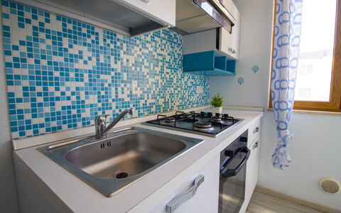 Mediterranea'S House Otranto: Cocina, Piso, Diseño De Interiores, Suelo, Mostrador, Fregadero, Electrodoméstico, Arreglo De Tubería, Grifo, Habitación