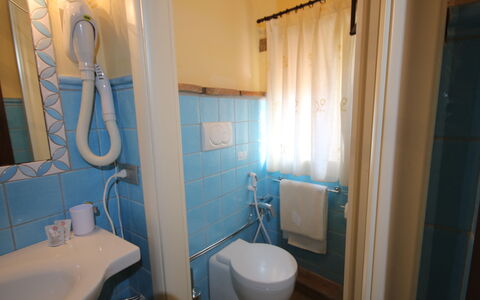 Residence Borgodamare: Piso, Madera, Suelo, Diseño De Interiores, Lavabo Del Baño, Arreglo De Tubería, Baño, Lavabo, Plomería, Habitación