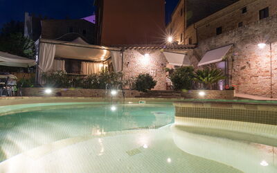 Residence Borgodamare: Noche, Arquitectura, Piscina, Recurso, La Iluminación Del Paisaje, Medianoche, Iluminación De Seguridad, Patio, Hacienda, Lámpara