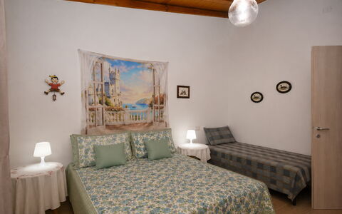 Villa Mameli: Mueble, Cama, Diseño De Interiores, Habitación, Lecho, Sábana, Suelo, Linos, Piso, Madera