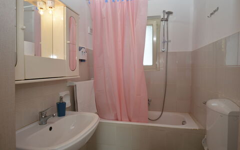 Villa Mameli: Baño, Arreglo De Tubería, Lavabo Del Baño, Diseño De Interiores, Lavabo, Grifo, Piso, Suelo, Plomería, Bañera