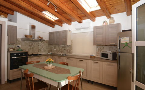 Villa Mameli: Mueble, Cocina, Diseño De Interiores, Piso, Mostrador, Madera, Gabinetes, Aparato De Cocina, Techo, Silla