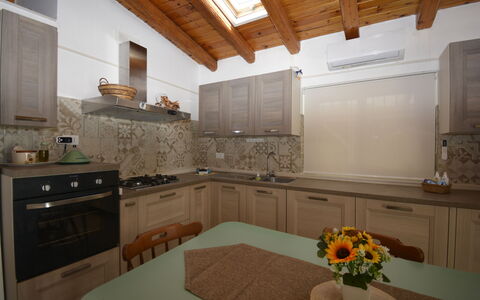 Villa Mameli: Cocina, Mostrador, Diseño De Interiores, Aparato De Cocina, Madera, Piso, Fregadero, Gabinetes, Electrodoméstico, Mueble