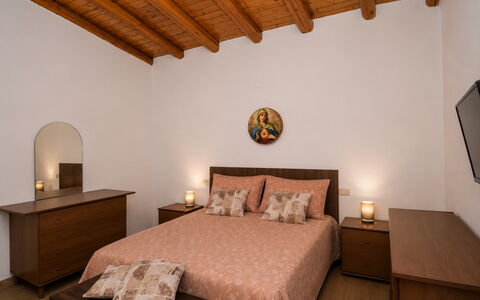 Villa Mameli: Cama, Mueble, Diseño De Interiores, Habitación, Lecho, Pared, Piso, Sábana, Suelo, Madera