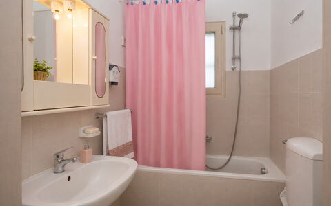 Villa Mameli: Baño, Arreglo De Tubería, Lavabo Del Baño, Diseño De Interiores, Lavabo, Piso, Suelo, Grifo, Plomería, Habitación