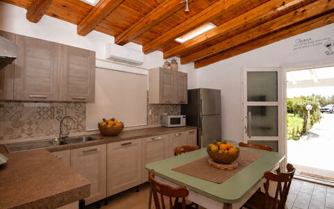 Villa Mameli: Mueble, Piso, Madera, Diseño De Interiores, Suelo, Mesa, Techo, Silla, Casa, Mostrador