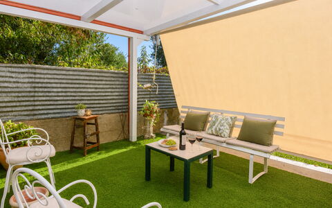Villa Mameli: Mueble, Mueble Para Exteriores, Diseño De Interiores, Suelo, Silla, Patio, Sombra, Madera Dura, Manchas De Madera, Planta De Casa