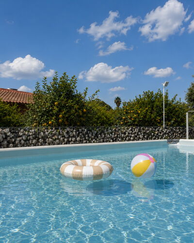 Villa Mameli: Azul, Piscina, Mueble Para Exteriores, Material Compuesto, Recurso, Ocio, Sombra, Eco Hotel, Paraguas, Fuente De Agua
