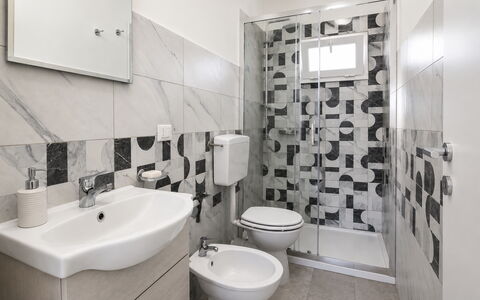 Villa Giugiola: Piso, Suelo, Arreglo De Tubería, Diseño De Interiores, Baño, Baño, Lavabo, Plomería, Loseta, Grifo