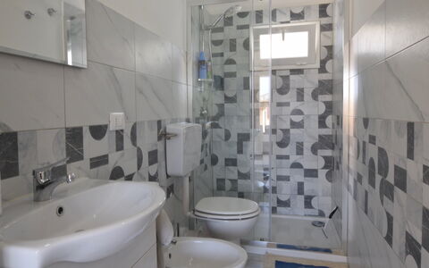 Villa Giugiola: Piso, Suelo, Arreglo De Tubería, Diseño De Interiores, Baño, Lavabo Del Baño, Lavabo, Plomería, Grifo, Loseta