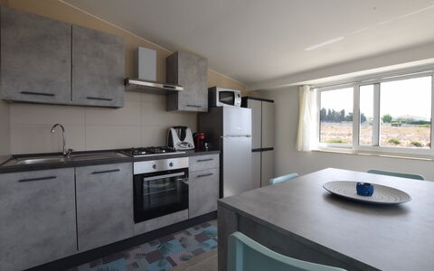 Villa Giugiola: Mostrador, Cocina, Mueble, Piso, Suelo, Diseño De Interiores, Arreglo De Tubería, Techo, Electrodoméstico, Lavabo