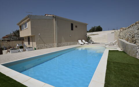 Villa Giugiola: Piscina, Barrio Residencial, Material Compuesto, Recurso, Hormigón, Sombra, Inmuebles, Mueble Para Exteriores, Hotel, Fuente De Agua