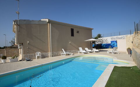Villa Giugiola: Piscina, Material Compuesto, Recurso, Mueble Para Exteriores, Sombra, Hotel, Silla, Thermae, Sunlounger