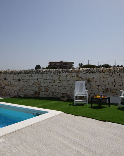 Villa Giugiola: Piscina, Mueble Para Exteriores, Recurso, Material Compuesto, Sombra, Inmuebles, Ocio, Sunlounger, Yarda, Eco Hotel