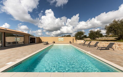 Villa Meti: Azul, Piscina, Arquitectura, Material Compuesto, Inmuebles, Hormigón, Sombra, Diseño, Recurso, Hotel