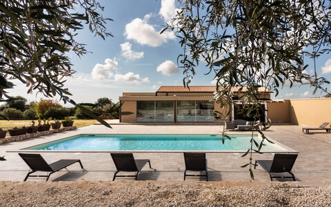 Villa Meti: Piscina, Material Compuesto, Sombra, Recurso, Hormigón, Mueble Para Exteriores, Inmuebles, Eco Hotel, Diseño, Villa
