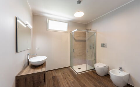 Villa Meti: Piso, Suelo, Pared, Diseño De Interiores, Baño, Arreglo De Tubería, Techo, Habitación, Plomería, Casa
