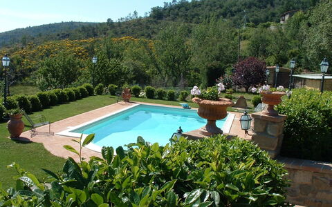 Casa Ivan: Piscina, Propiedad, Villa, Bienes Raíces, Casa, Ocio, Edificio, Recurso, Árbol, Hill Station