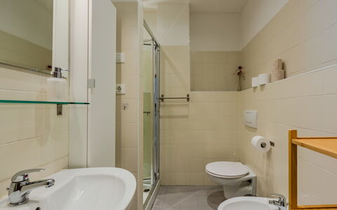 Riva Olive: Piso, Diseño De Interiores, Suelo, Techo, Arreglo De Tubería, Habitación, Baño, Baño, Lavabo, Asiento Del Baño