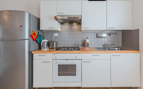 Riva Olive: Aparato De Cocina, Cocina, Mostrador, Electrodoméstico, Gabinetes, Fregadero, Diseño De Interiores, Estufa De Cocina, Piso, Madera