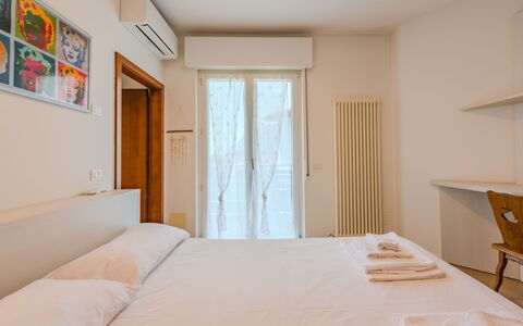 Riva Olive: Departamento, Cama, Habitación, Lecho, Balcón, Sábana, Hotel, Marco De La Cama