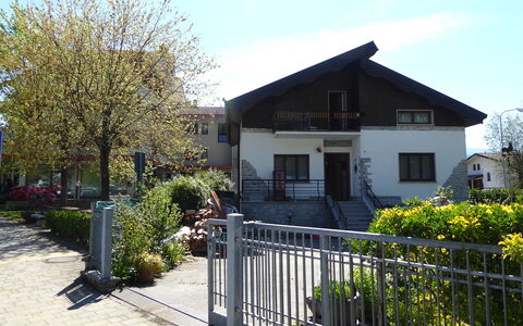 House Angy: Edificio, Barrio Residencial, Casa, Barrio, Arbusto, Casa, Asentamientos Humanos, Cabaña, Suburbio