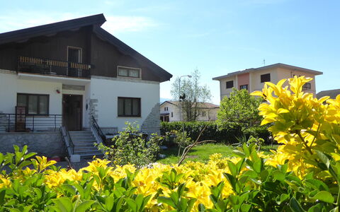 House Angy: Edificio, Casa, Barrio Residencial, Arbusto, Casa, Cabaña, Jardín, Inmuebles, Suburbio, Césped