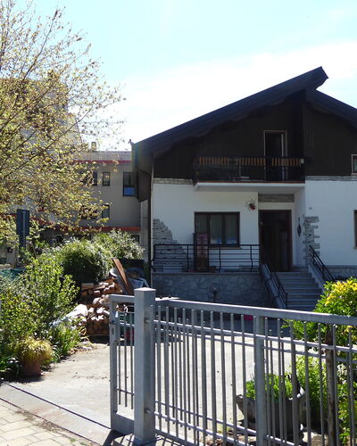 House Angy: Edificio, Barrio Residencial, Casa, Barrio, Arbusto, Casa, Asentamientos Humanos, Cabaña, Suburbio