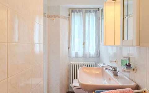 La Casetta di Lulù: Baño, Arreglo De Tubería, Pared, Lavabo Del Baño, Piso, Diseño De Interiores, Suelo, Lavabo, Grifo, Plomería